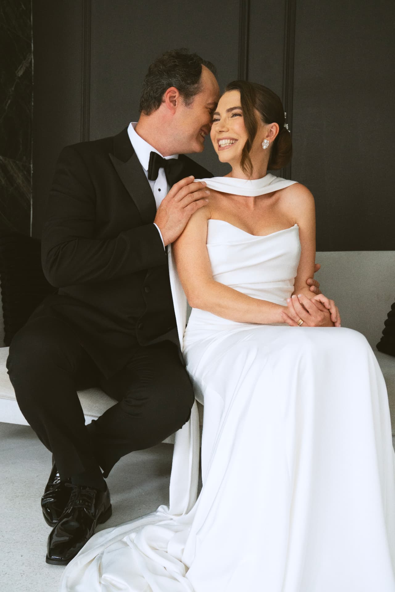 Les mariés complices, assis, pour leur 15e anniversaire de mariage